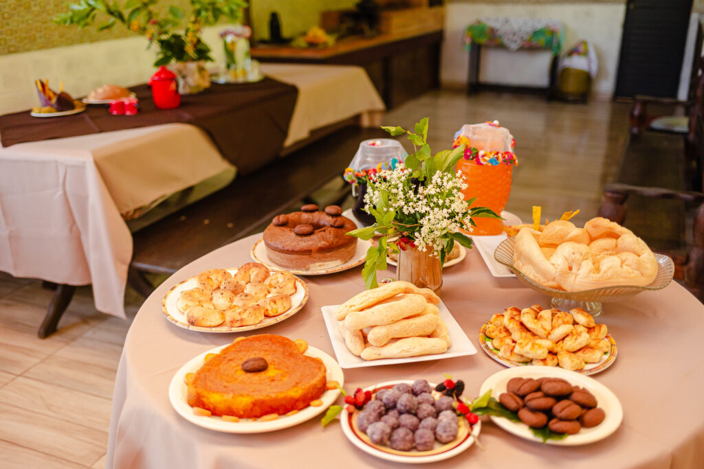 Mesa com quitutes mineiros de café da manhã