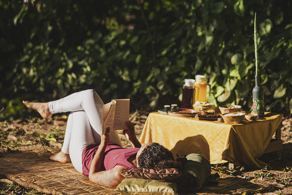 Prática de yoga ao ar livre nas montanhas de Brumadinho