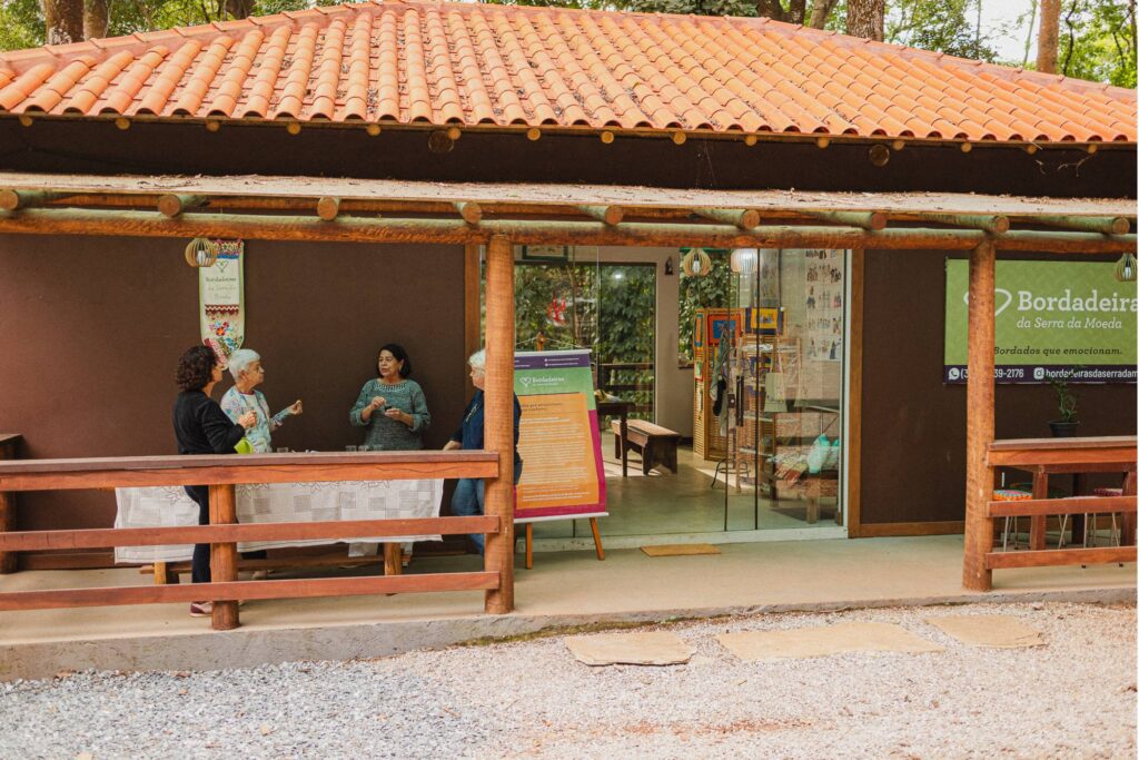 Bordadeiras da Serra da Moeda bordando na varanda