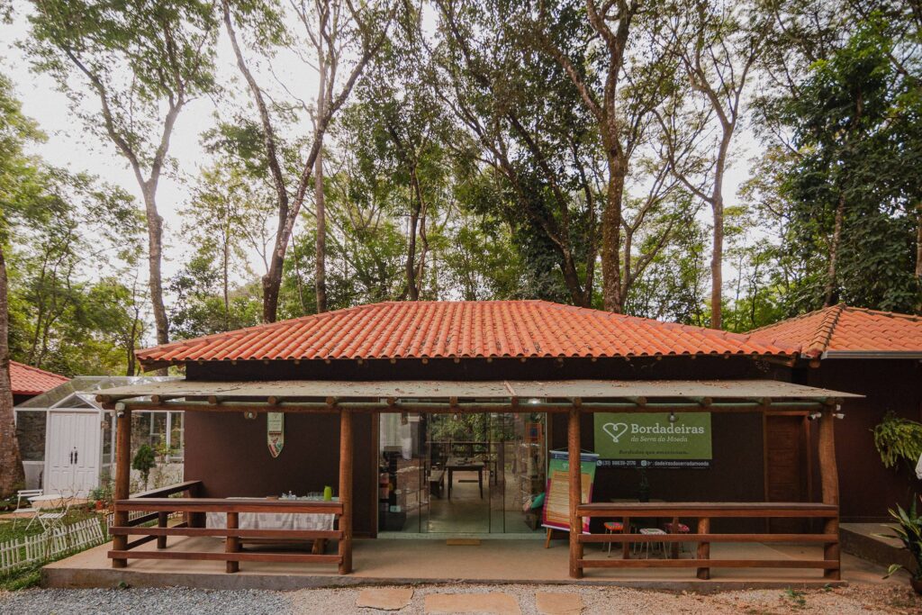 Varanda da casa das Bordadeiras da Serra da Moeda em brumadinho, Minas Gerais