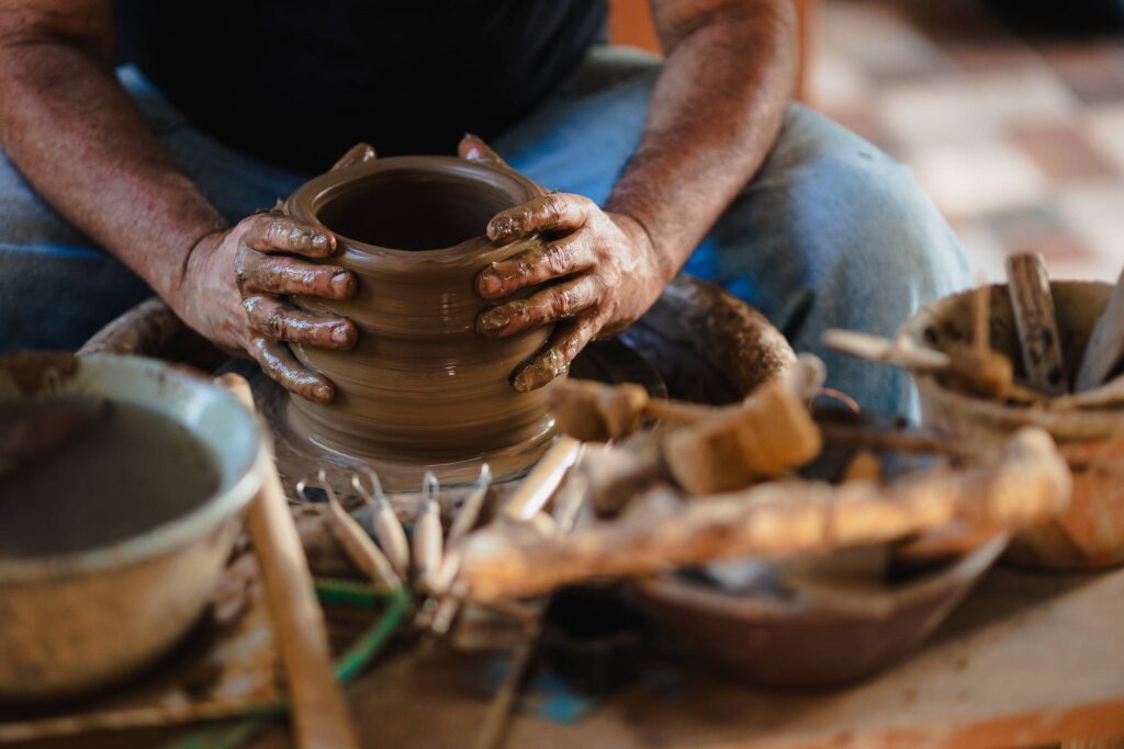 Peça em produção no ateliê Cerâmica Raiz