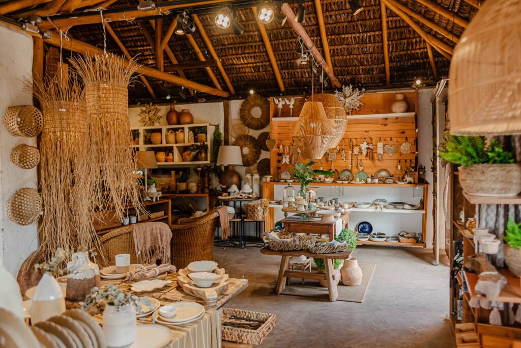 Peças decorativas de cerâmica do Nanart Decora na encosta da serra da moeda em Brumadinho