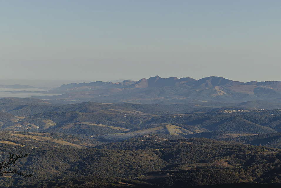 Vista panorâmica das serras e vales de Brumadinho, destacando a beleza natural de Minas Gerais no contexto do turismo sustentável
