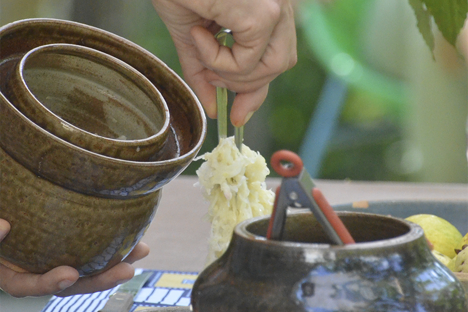 Peças de cerâmica artesanal, produzidas em Brumadinho, Minas Gerais, usadas na cozinha para servir alimento