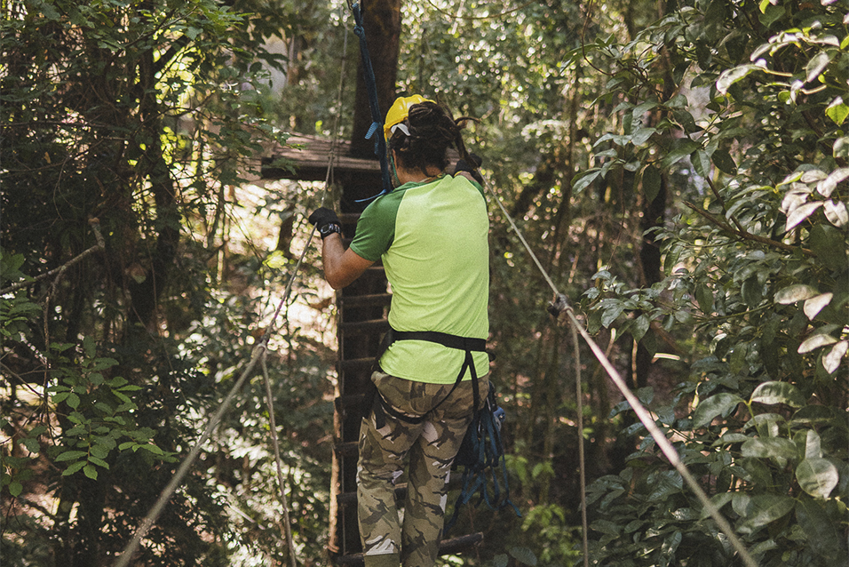 Trilha suspensa na pousada Verde Folhas em Brumadinho, MG