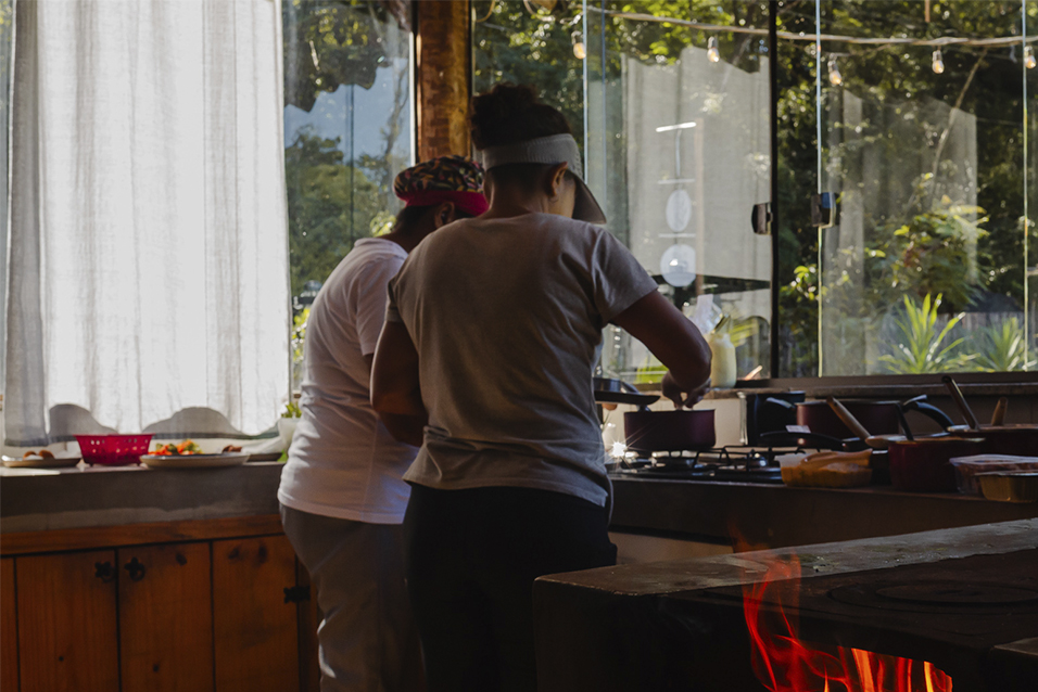 Cozinha saudável na Ecovila Coração da Mata em Brumadinho, Minas Gerais.