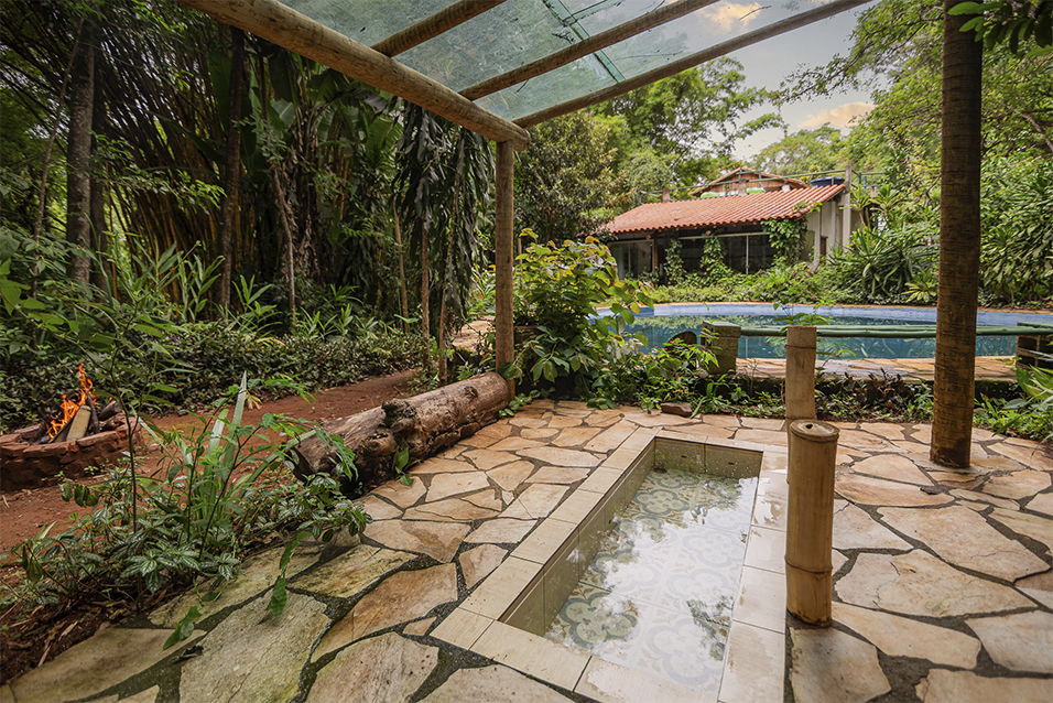 Área externa com piscina no Espaço Viverde em Brumadinho, MG