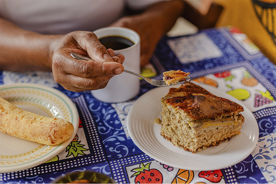 Mesa de café da manhã mineiro, com café, pão de queijo e bolo de banana caseiro em Brumadinho, Minas Gerais