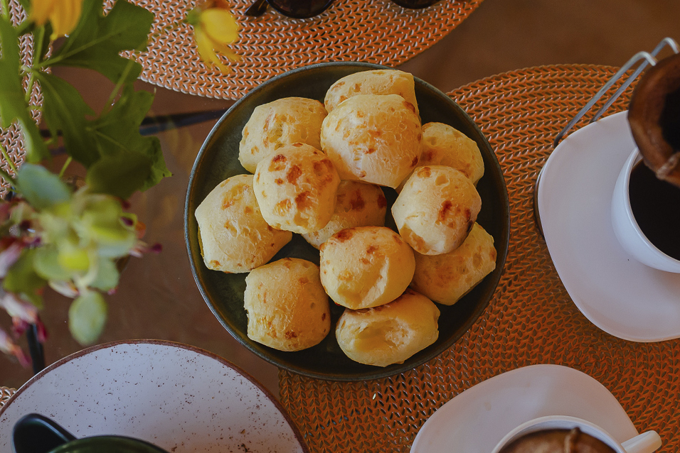 Mesa de café com pão de queijo em Brumadinho, Minas Gerais.