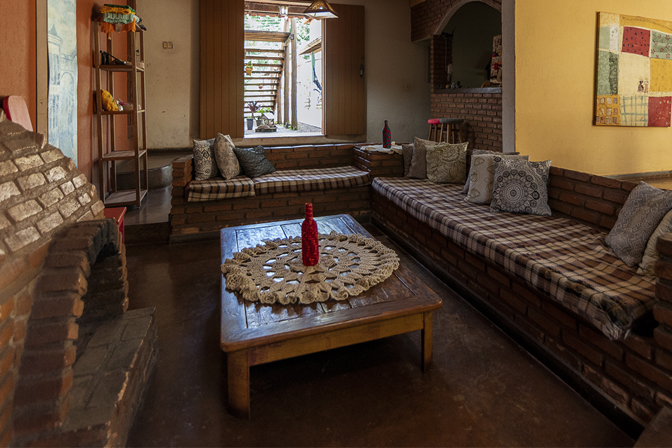 Sala aconchegante com lareira para se esquentar no inverno em Brumadinho.