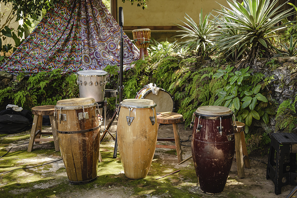 Instrumentos de percussão da comunidade quilombola Quilombo de Ribeirão, localizado em Brumadinho, Minas Gerais.