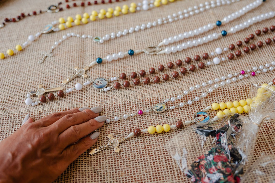 Colares feitos a mão por artesãs dos quilombos de Brumadinho em Minas Gerais