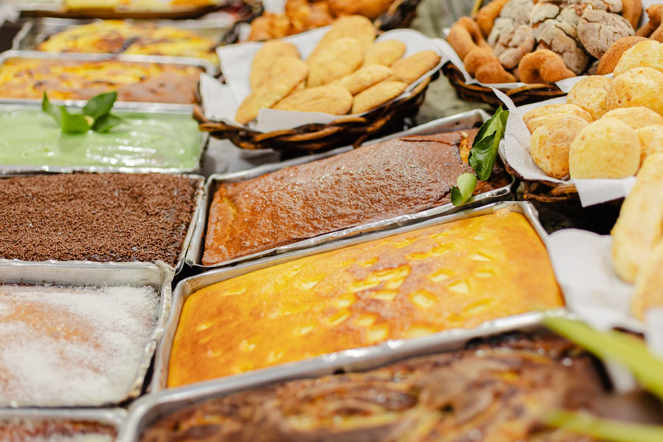 Mesa de delícias gastronômicas representando a culinária de Brumadinho em Minas Gerais