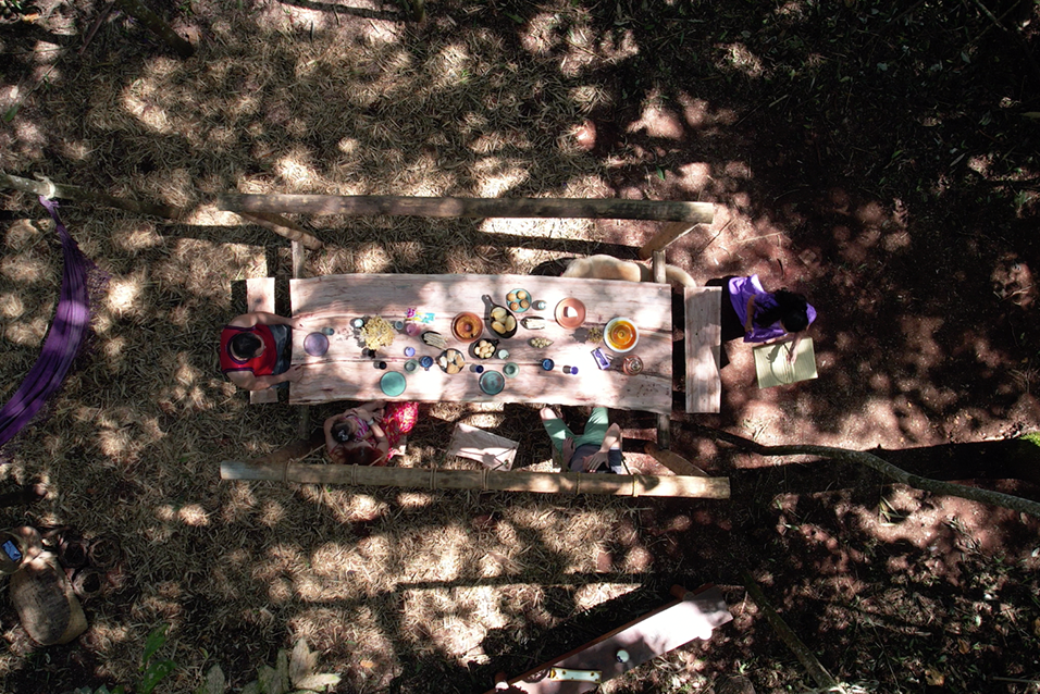 Mesa de piquenique na Ecovila Coração da Mata em Brumadinho, Minas Gerais!