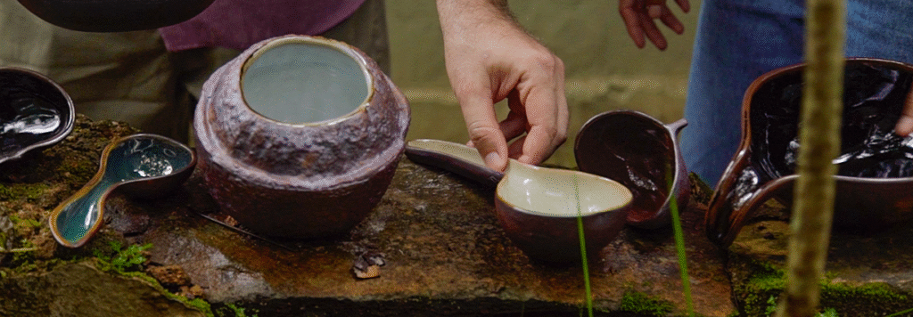 Peças de cerâmica produzidas no ateliê Saracura Três Potes em Brumadinho, Minas Gerais