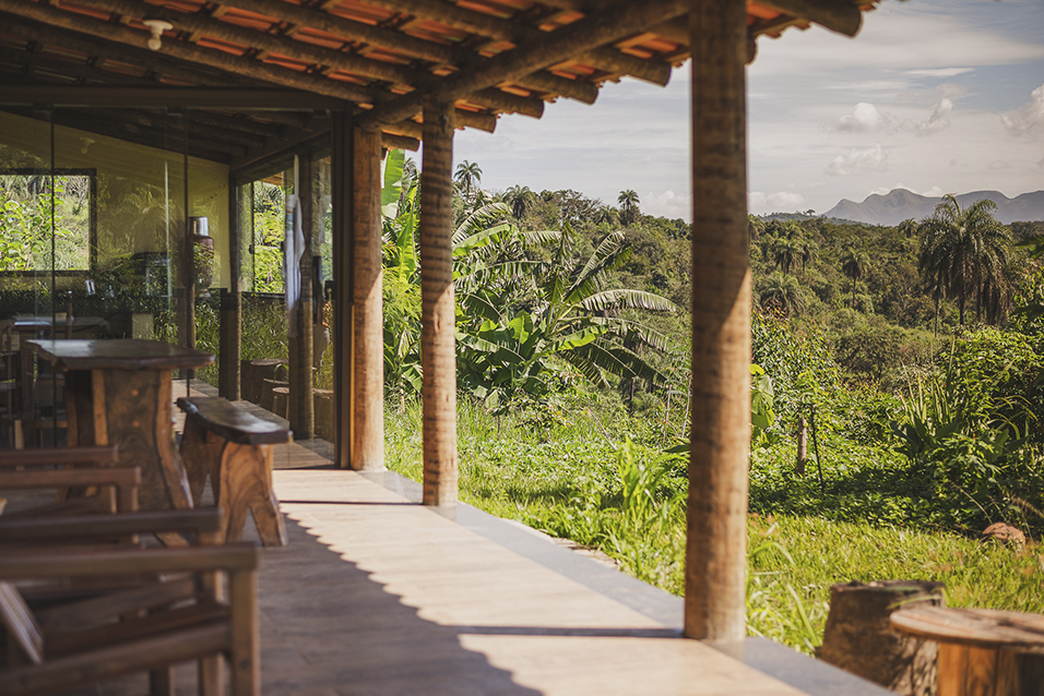 Varanda rústica da Fazenda Sertão com vista para agrofloresta em Brumadinho, Minas Gerais