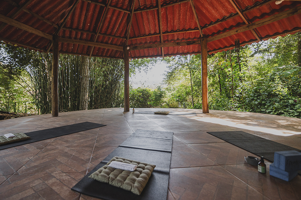 Espaço reservado para a prática de yoga no Samtoshala, em Brumadinho, Minas Gerais.