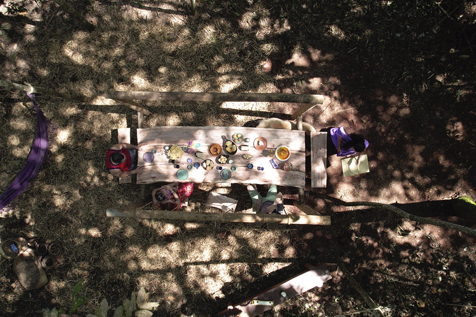 Mesa de madeira para piquenique no meio da mata em Brumadinho.