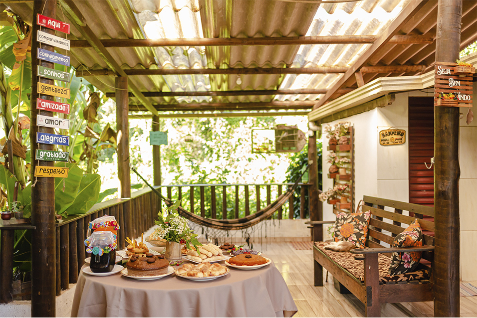 Linda mesa de café da manhã mineiro na varanda do Assentamento das Pastorinhas em Brumadinho