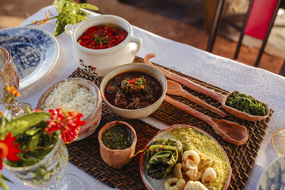 Mesa de almoço mineiro, parte da vivência Aprendendo no Quintal, um empreendimento do Céu de Montanhas em Brumadinho.