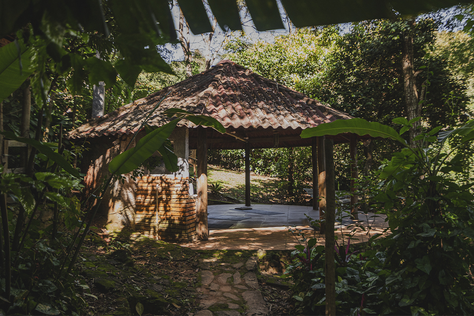 Quiosque no meio da mata destinado a prática de Yoga no Samtoshala, um empreendimento do Céu de Montanhas em Brumadinho.