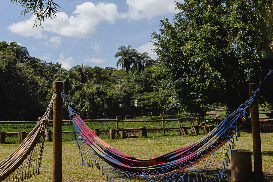 Redes ao ar livre no Rancho do Peixe, um empreendimento do Céu de Montanhas em Brumadinho.