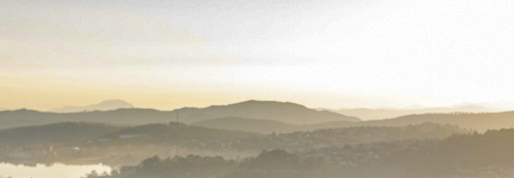 Imagem panorâmica das montanhas no horizonte de Brumadinho