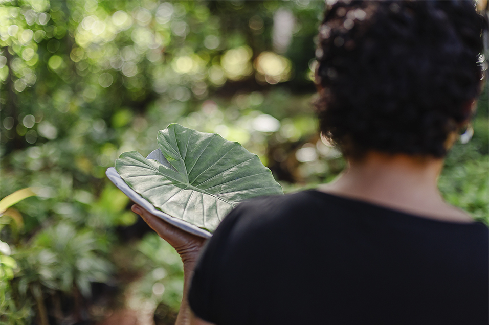 Peça de artesanato, no formato de uma folha, do Artesanato da Antônia em Brumadinho, MG