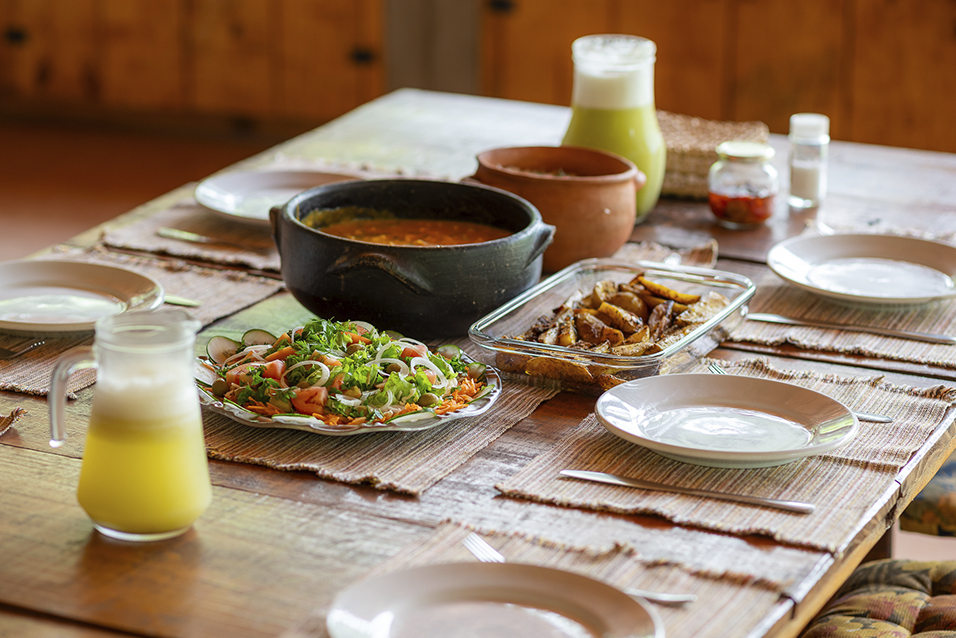 Mesa de almoço mineiro no Ecovila Coração da Mata em Brumadinho, Minas Gerais