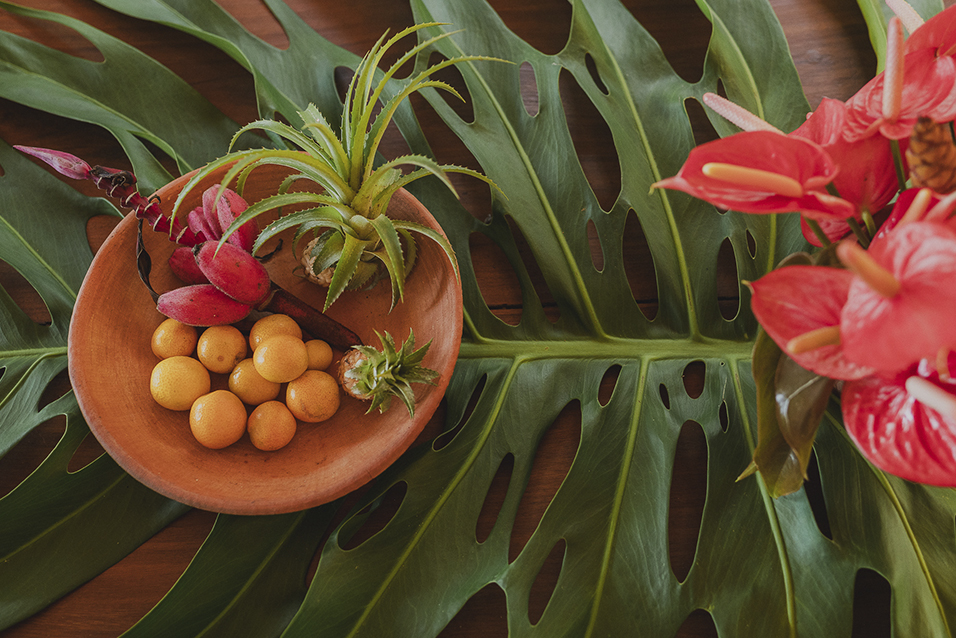 Tigela de barro recheada de frutas do quintal do Sítio Fotossíntese