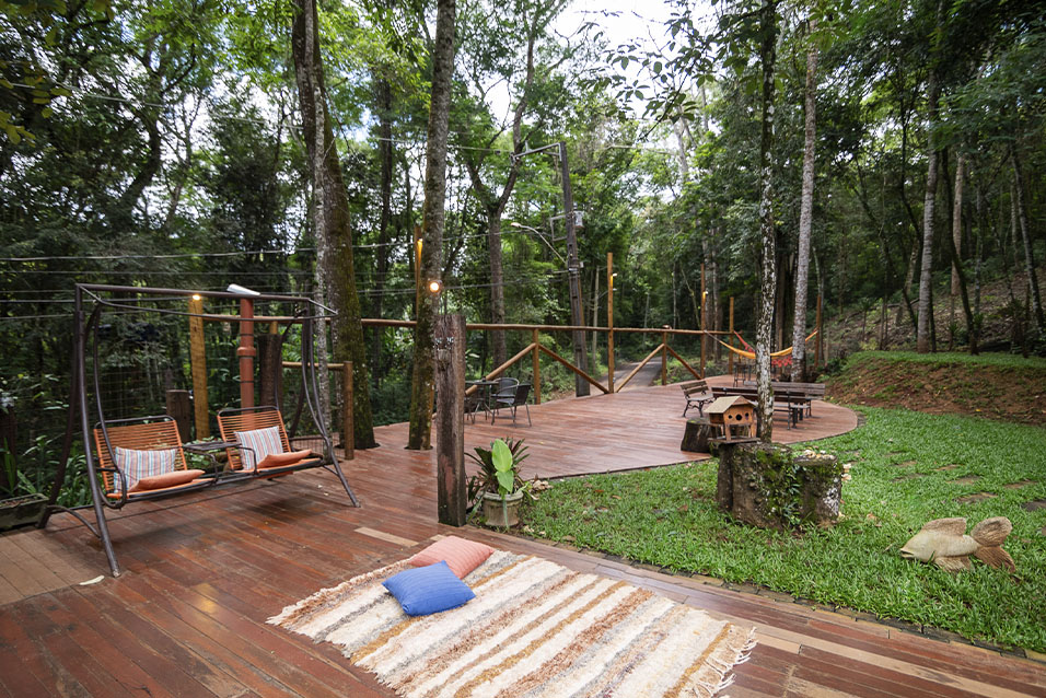 Espaço permeado por bancos e balanços para um descanso em meio à natureza em Brumadinho.